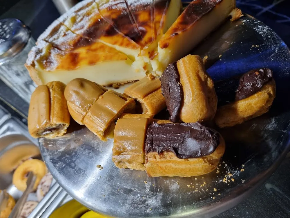 Éclairs Coupés En 3 Pas Frais Du Tout